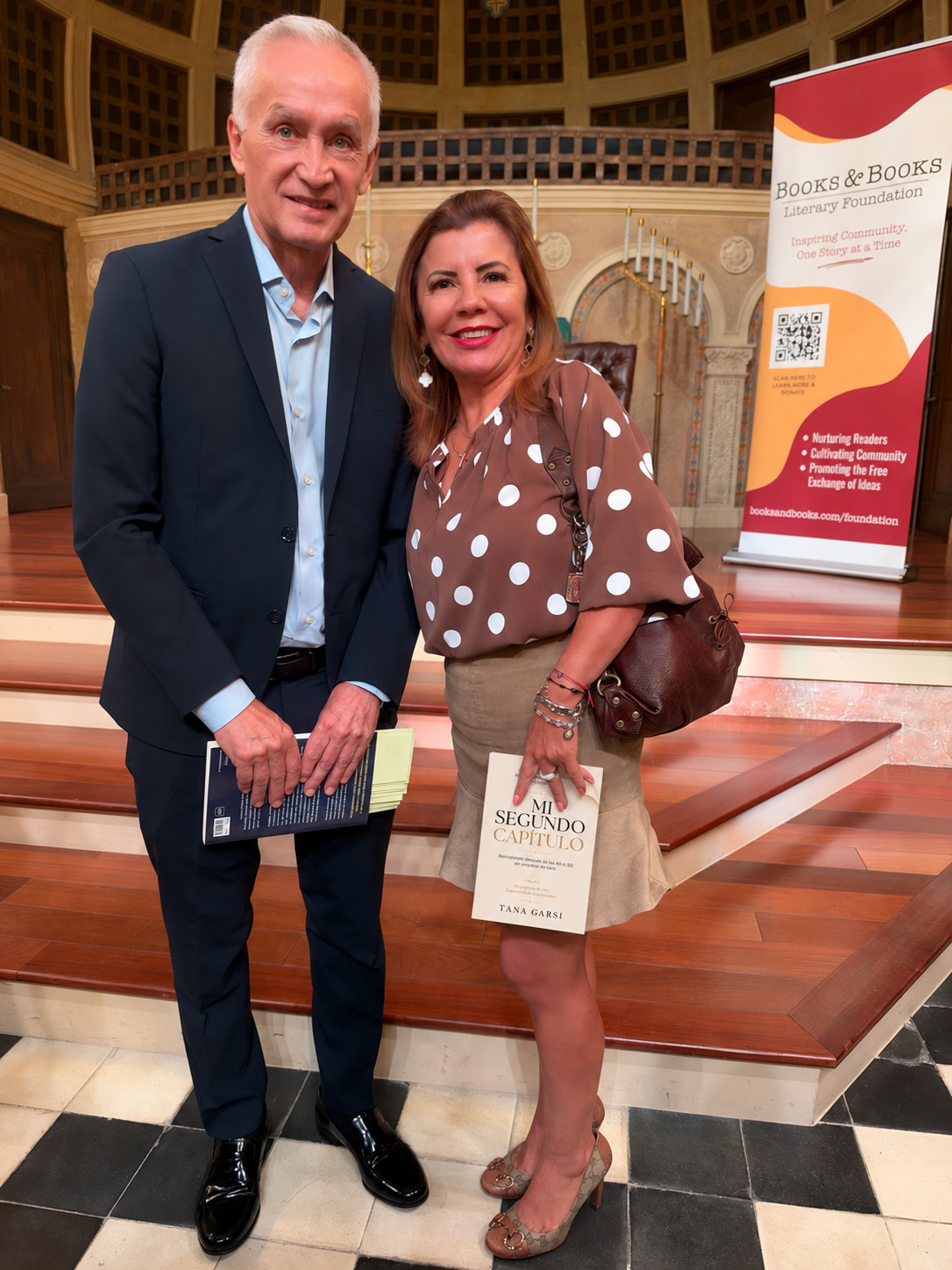Roxana junto a Jorge Ramos durante la presentación de El poder de lo nuestro.